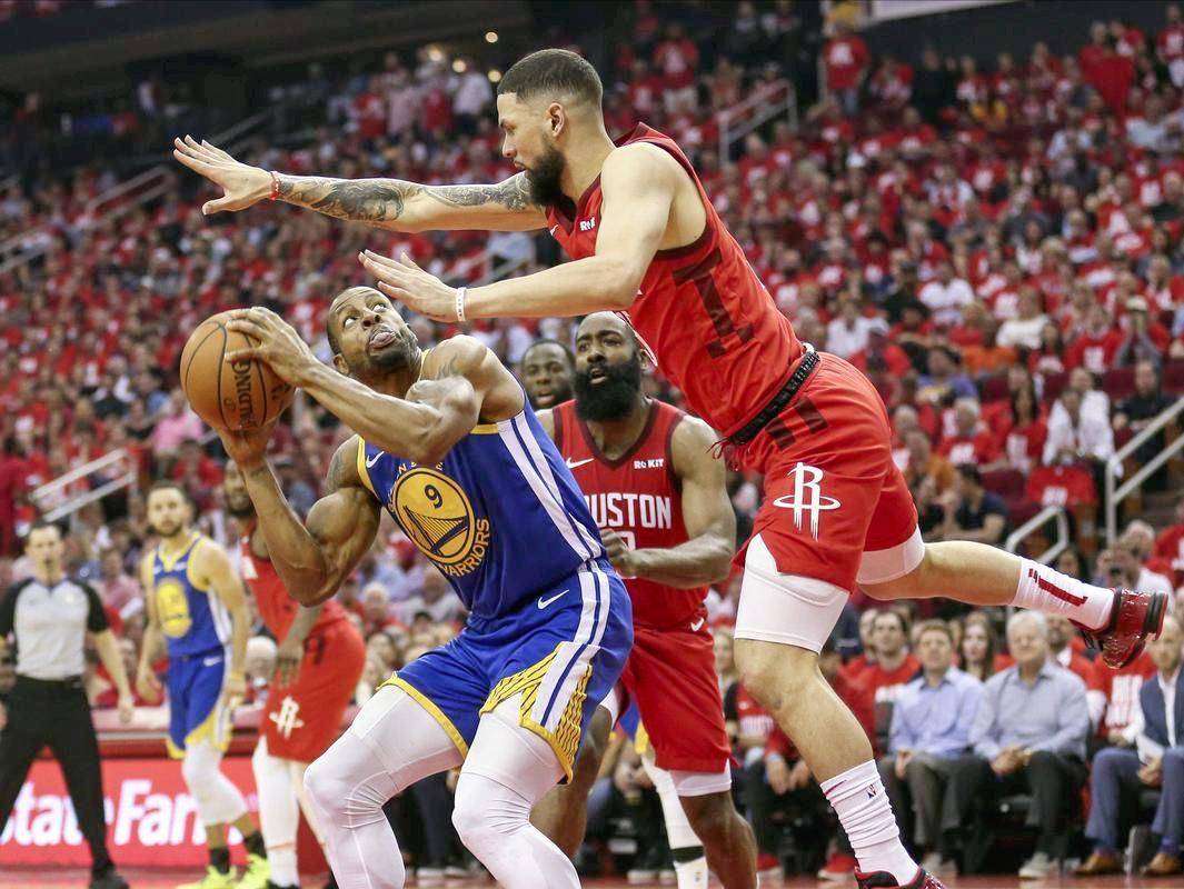 包含一场比赛：库里在火箭队比赛中投中13个三分，打破NBA单场远投纪录！的词条