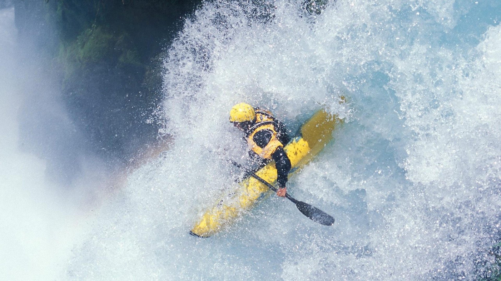 在与雷霆的比赛中，库里多次“空中飞人”般投中远距离三分，成众人焦点！