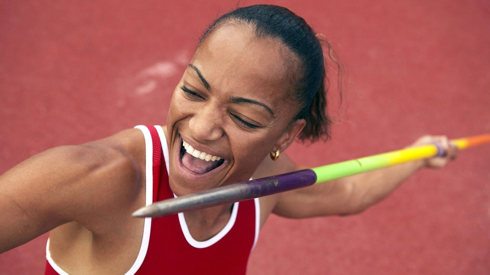 葡萄牙骑手玛丽亚·卡埃塔诺在2024年葡萄牙盛装舞步锦标赛中获得个人赛第四名，展现坚韧精神。